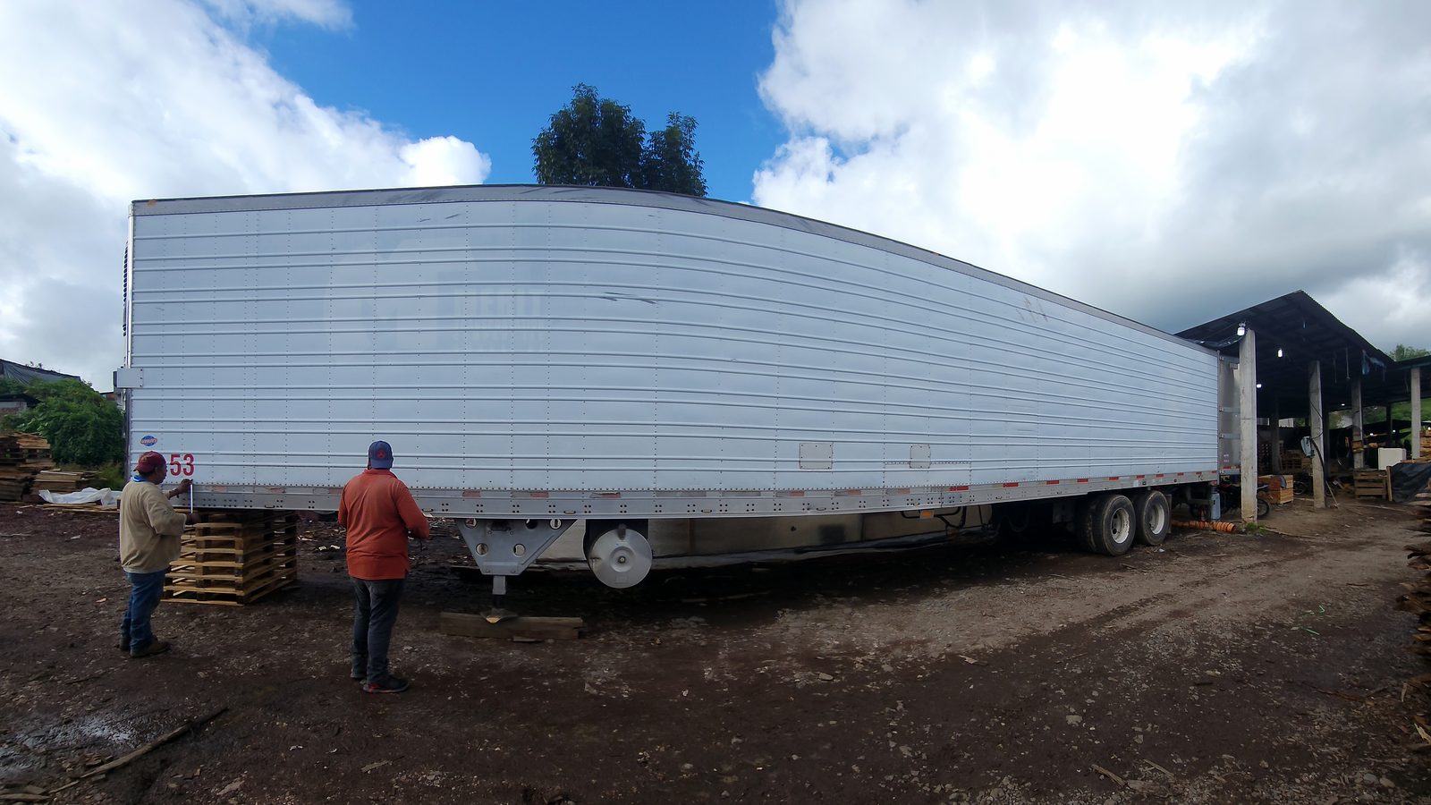 Caja de tráiler en el patio de la planta, lista para carga